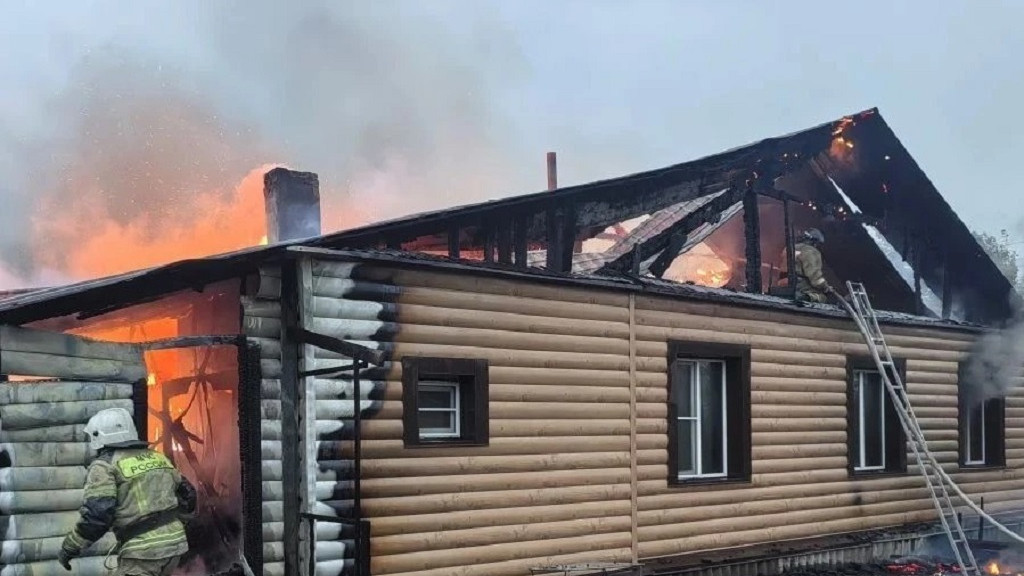 Фото: ГУ МЧС России по Алтайскому краю / Трехквартирный дом вспыхнул в Бийске
