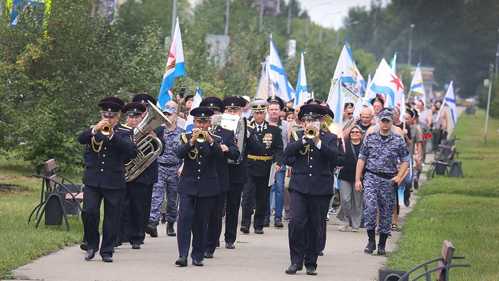 Под Андреевским флагом: как в Барнауле отметили 330-летие ВМФ России Фото №1