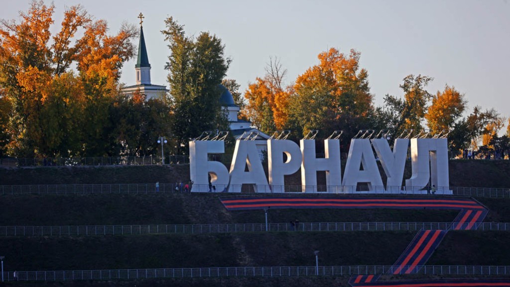К 296-летию Барнаула его улицы украсят баннерами и флагами Фото №1