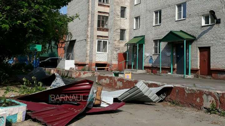 Показать ураган в барнауле. Ураган Барнаул 06.07.2021. Ураган в Барнауле сейчас 2021. Улан Удэ снесли крышу. Спортивная школа +Сибай снесло крышу.