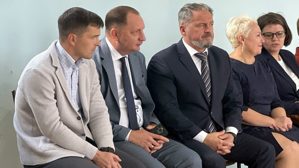 Фото: Министерство спорта Алтайского края / Константин Гарбуз, Николай Пантелеев, Михаил Панфилов и руководство школы фото